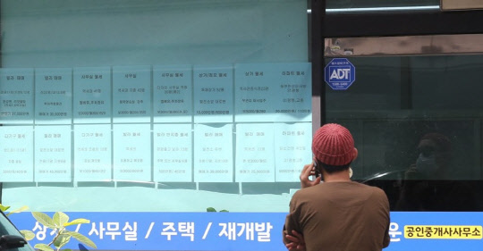 정부가 좀 더 정확한 아파트값 통계를 내기 위해 주간 주택가격동향 조사에 활용하는 아파트 표본을 현재보다 50% 더 늘린다. 사진은 서울 시내의 한 부동산중개업소 모습.<연합뉴스>